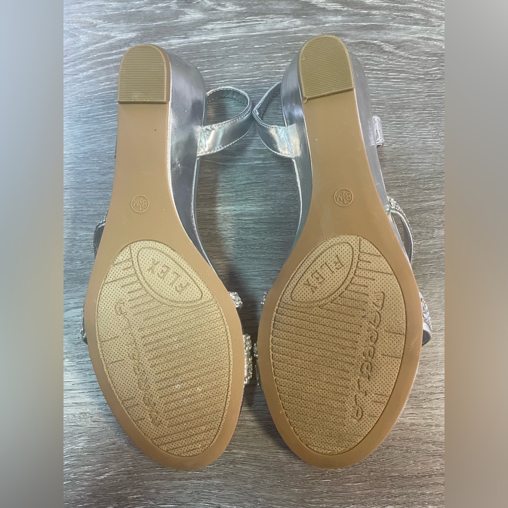 Elegant Silver Women's Sandals - Picture 7 of 9